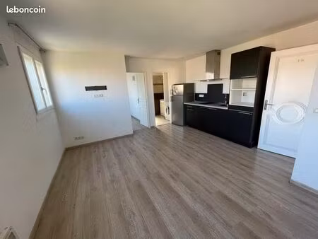 saint raphael centre - calme- 2 pièces · tout a pieds