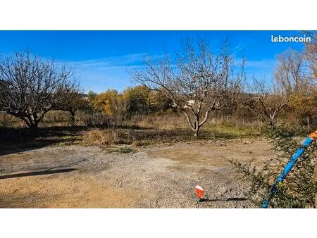 a vendre terrain 1184 m  plat  au calme  viabilisé partiellement