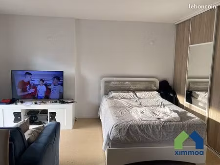 appartement une pièce avec balcon  vendu avec place de parking et cave  immeuble 2005