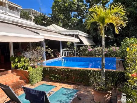 a vendre maison lumineuse avec grandes terrasses  bureau indépendant et équipements techiq