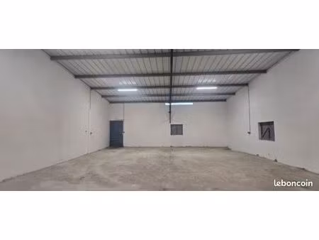 hangar  garage  depot  espace libre
