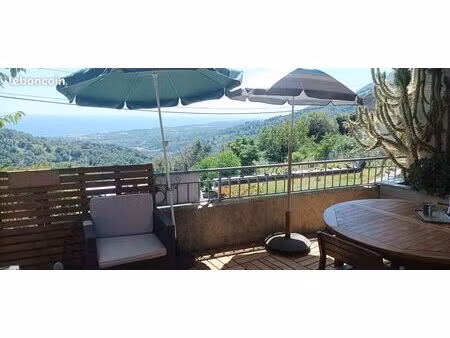 maison dans un village de la costa verde...