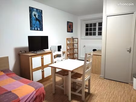 studio meublé et équipé (toutes charges comprises)