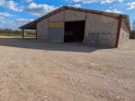 hangar à louer – 950 m²- 1 5 /m²