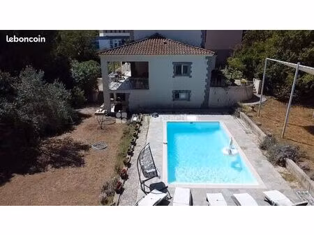 propriété 4 pièces 144 m²