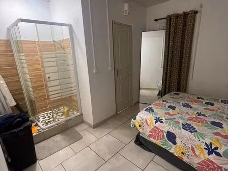 appartement meublé et climatisé en centre-ville – charges comprises(eaux éléctricité)