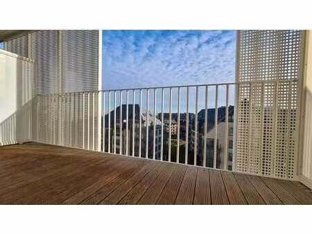 à proximité immédiate de l'otan