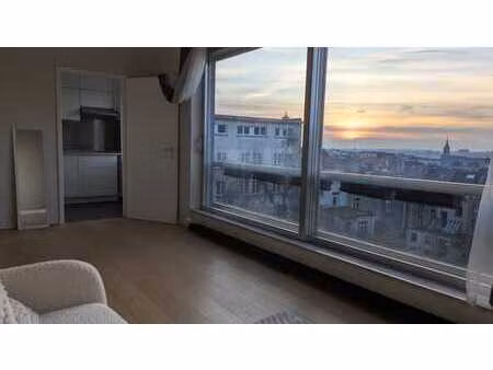 studio très lumineux près de place stéphanie