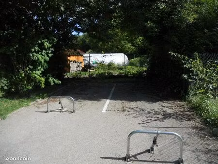 achetez 1 pkg prix 3900 ou 7400 les 2 longs parkings bitumés cote à cote  avec 2 antisquat