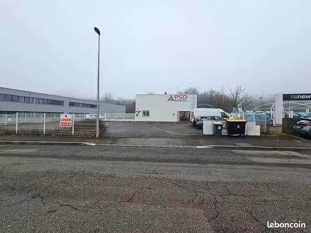 local artisanal ou commercial 200 m/carre + terrain cloture et parking