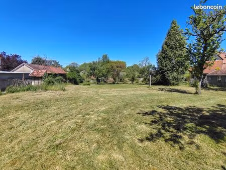 beau terrain plat et arboré à jouet-sur-l’aubois
