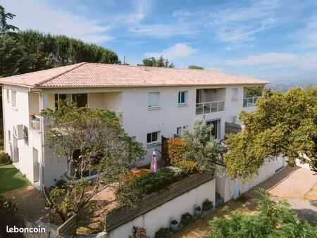 propriété composée de trois appartements indépendants