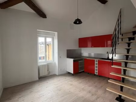 duplex lumineux avec séjour cathédrale – centre alboussière