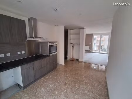 t3 63 m² avec terrasse et balcon