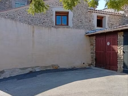 authentique maison en pierre  rénovée avec garage et jardinet