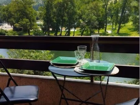 à louer – t2 meublé au bord du tarn  à 3 min à pied du centre-ville de millau