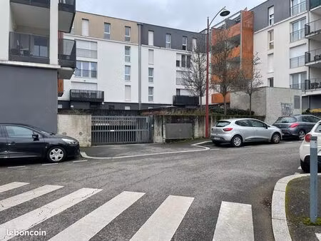 à louer garage/boxe fermée de 17 11 m² à bourran rodez
