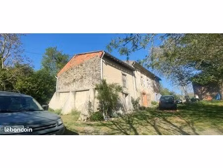 rare longère à fort potentiel sur 2 hectares de terrains avec 2 puits  située dans un envi