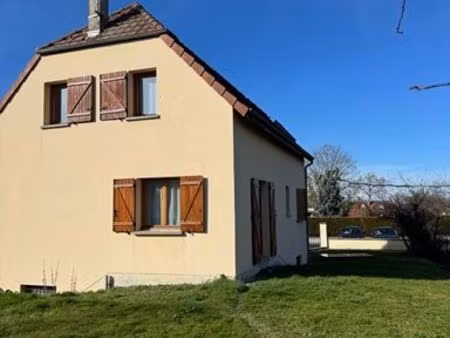 maison à l'entrée de saint parres aux tertres