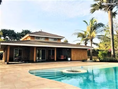 villa 4 pièces 200 m²