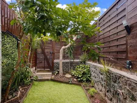 ? saint-gilles-les-bains – t2 rénové avec jardin  varangue & parking privé – bien rare ?