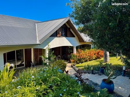 villa familiale avec piscine  dépendance et grand jardin arboré