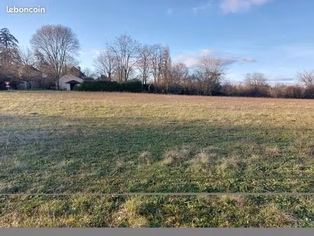 terrain 1 300 m² faux