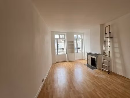 appt t3/4 auch 92m2vue place cathédrale