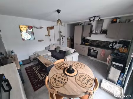 a vendre _ superbe appartement avec grande terrasse et garage