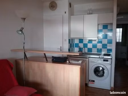 loue à l'année  meublé  2 pièces