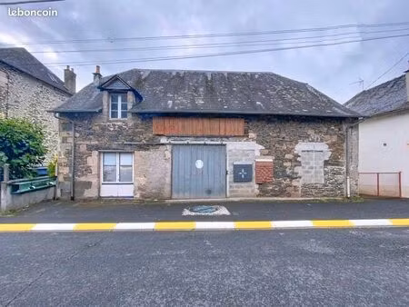 grand bâtiment à rénover idéalement situé en centre bourg