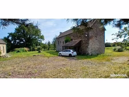 ensemble de deux maisons en pierre