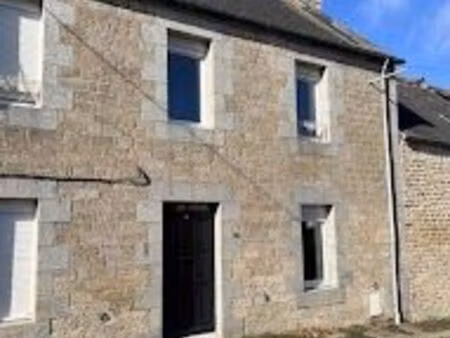 maison idéalement située en plein bourg  proche de toutes commodités. deux chambres lumine