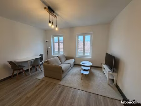 studio meublé rénové – centre-ville de cognac – disponible immédiatement