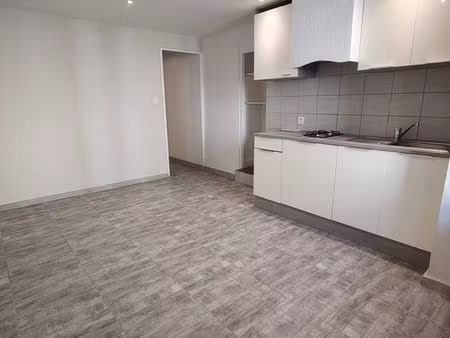 appartement t2 duplex 50 m² + balcon – centre village – rentabilité 580/mois