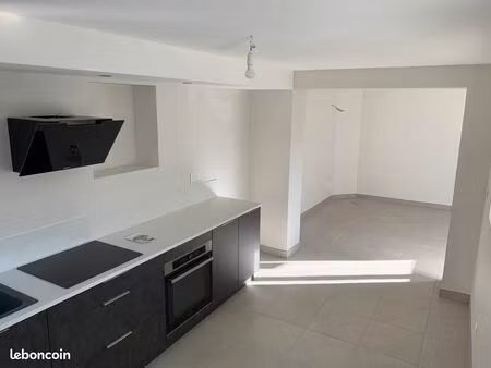 maison entièrement rénovée en 2022 de 75 m2 avec petit terrain et garage