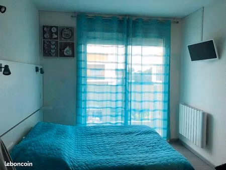 beau studio lumineux avec beau balcon