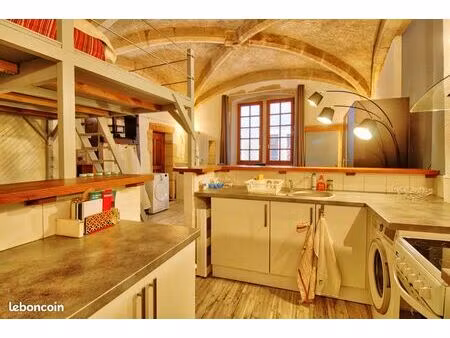 loue f1 plein centre  rdc  calme  terrasse