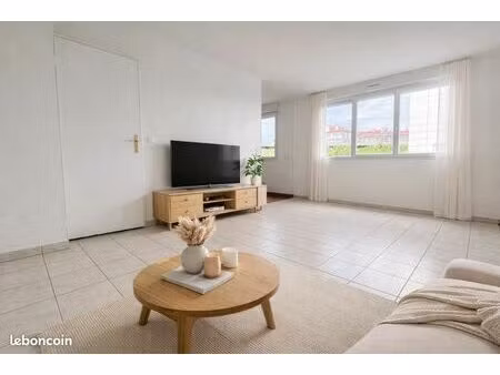 t2 meublé avec parking proche rer b  d et m14