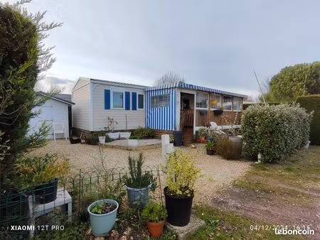 mobil-home et terrain dans parc résidentiel de loisirs