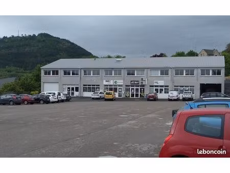 grand local commercial avec parking