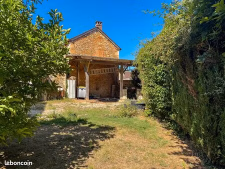 maison en pierre avec grange