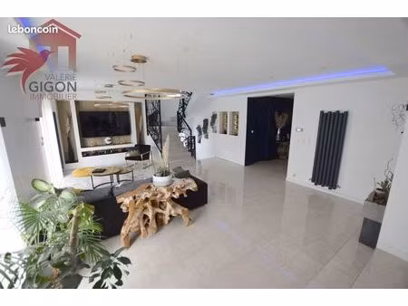 maison 8 pièces 230 m²