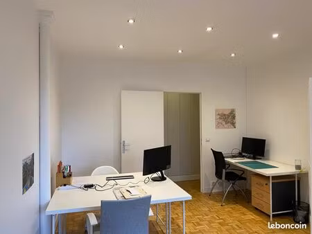 bureaux à louer au poste