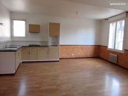 maison au bourg de glomel