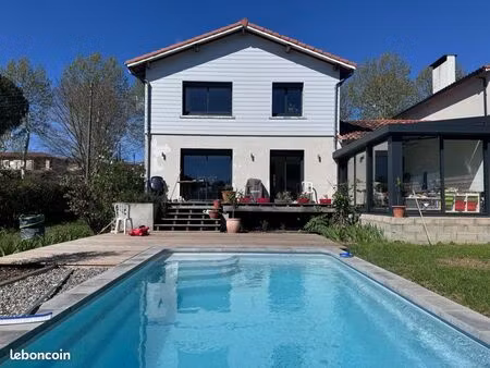 maison avec piscine  emplacement idéal proche centre-ville