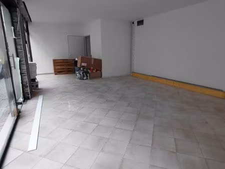 local commercial a côté du marché