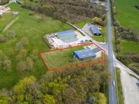 local professionnel 375 m² + mezzanine 200 m² + terrain 3 700 m² constructible – accès poi