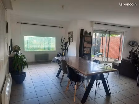 maison semi-individuelle avec garage et jardin (2008)