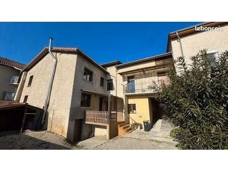 place du chateau maison de ville avec cour